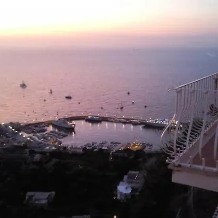 Luxury Flat In * Κάπρι