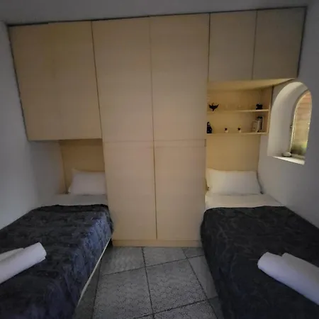 Luxury Flat In * Κάπρι